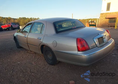 2001 Lincoln Town Car Signature from USA, damaged, VIN 1LNHM82W31Y732838